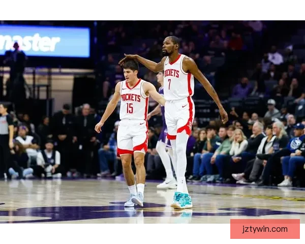 开心庆祝！火箭队更衣室泼水祝贺杜兰特 乌度卡将比赛用球交给阿杜